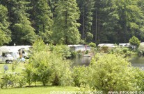 Platz am Ufer